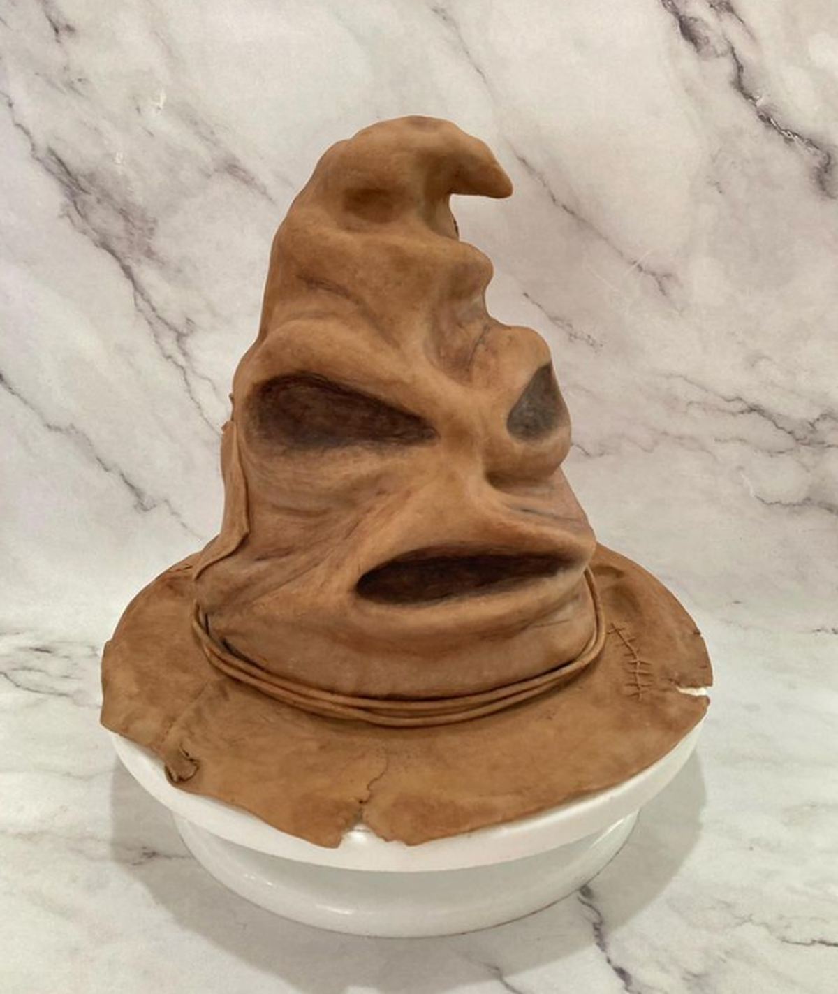 Sorting Hat from Harry Potter cake by @CakeWand