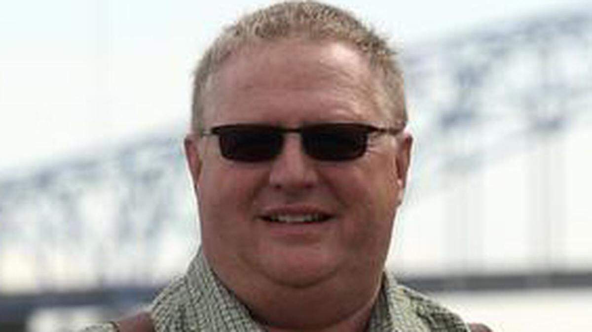 Roger Lenk, a self-appointed government watchdog, has died.