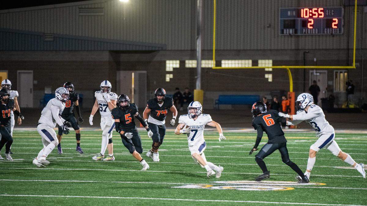 Chiawana’s Hunter Azure-Pryce caught 5 passes for 80 yards and had an interception in the win against Kennewick High.