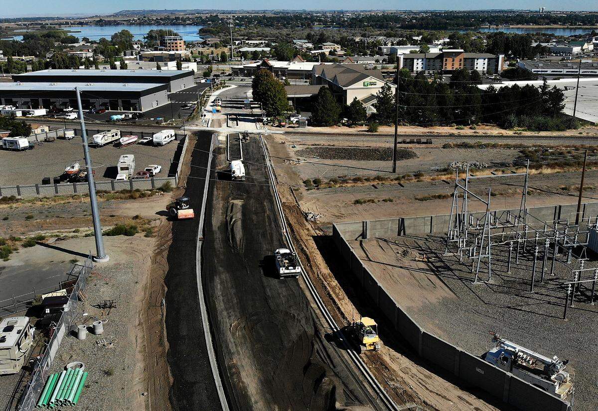 Center Parkway, linking Tapteal Drive in Richland to Gage Boulevard in Kennewick is now open to traffic behind Columbia Center mall.