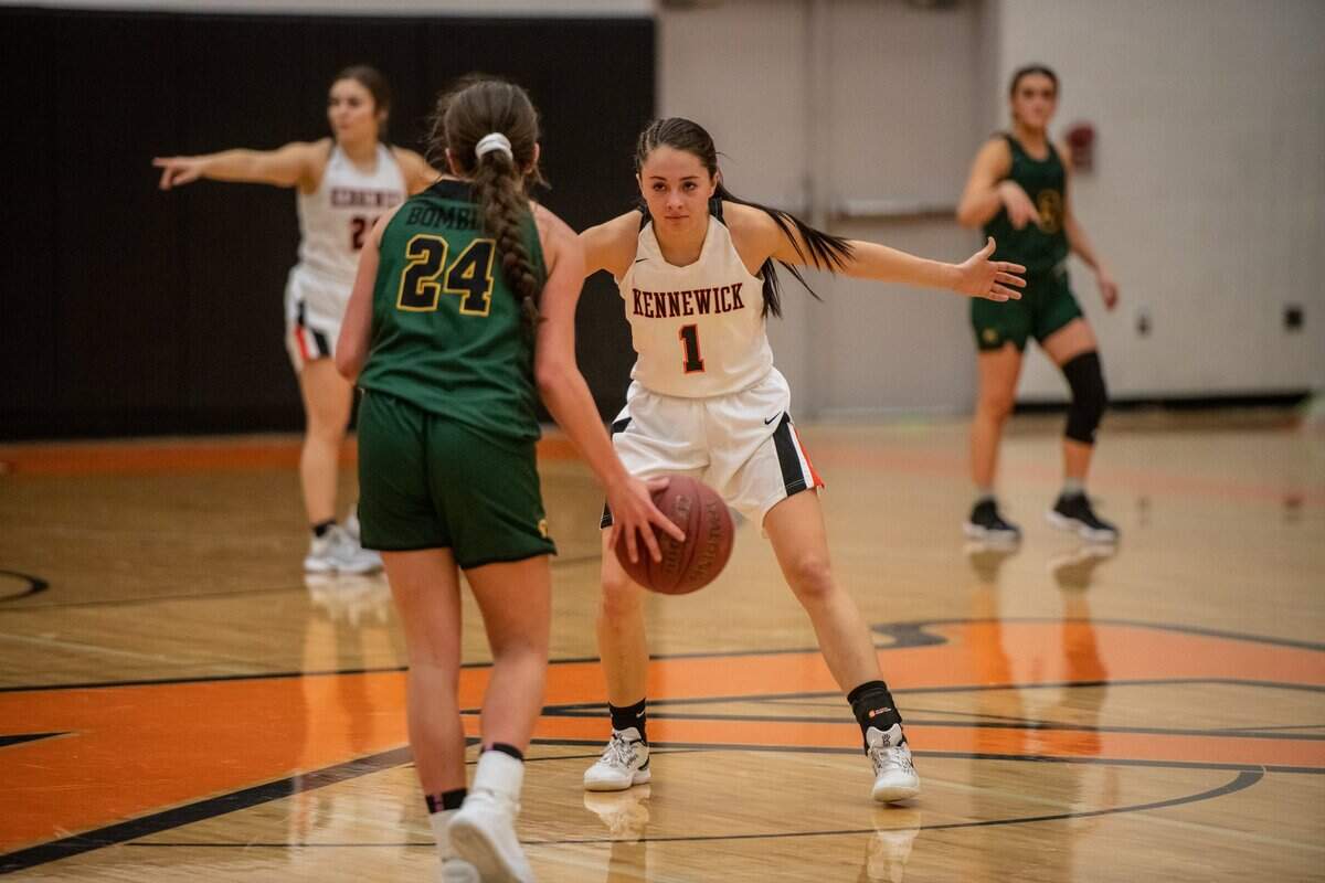 Kennewick’s Avery Fiander guards Richland’s Jayda Clark