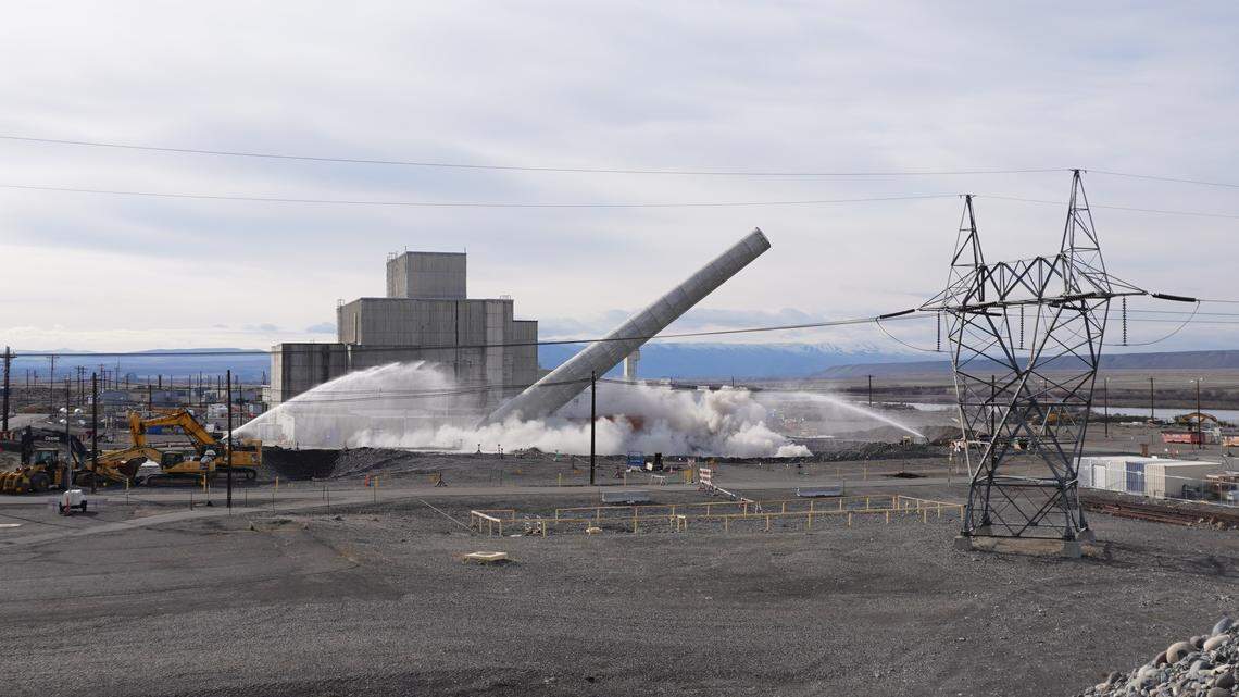 70-year-old WA nuclear reactor stack toppled with explosives. Watch it drop