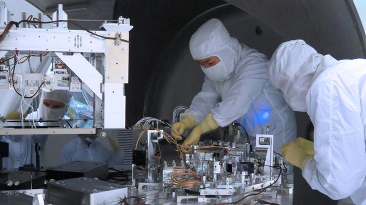 Installation of in-vacuum equipment as a part of the squeezed-light upgrade before Advanced LIGO’s third observing run. LIGO team members install in-vacuum equipment that is part of the squeezed-light upgrade.