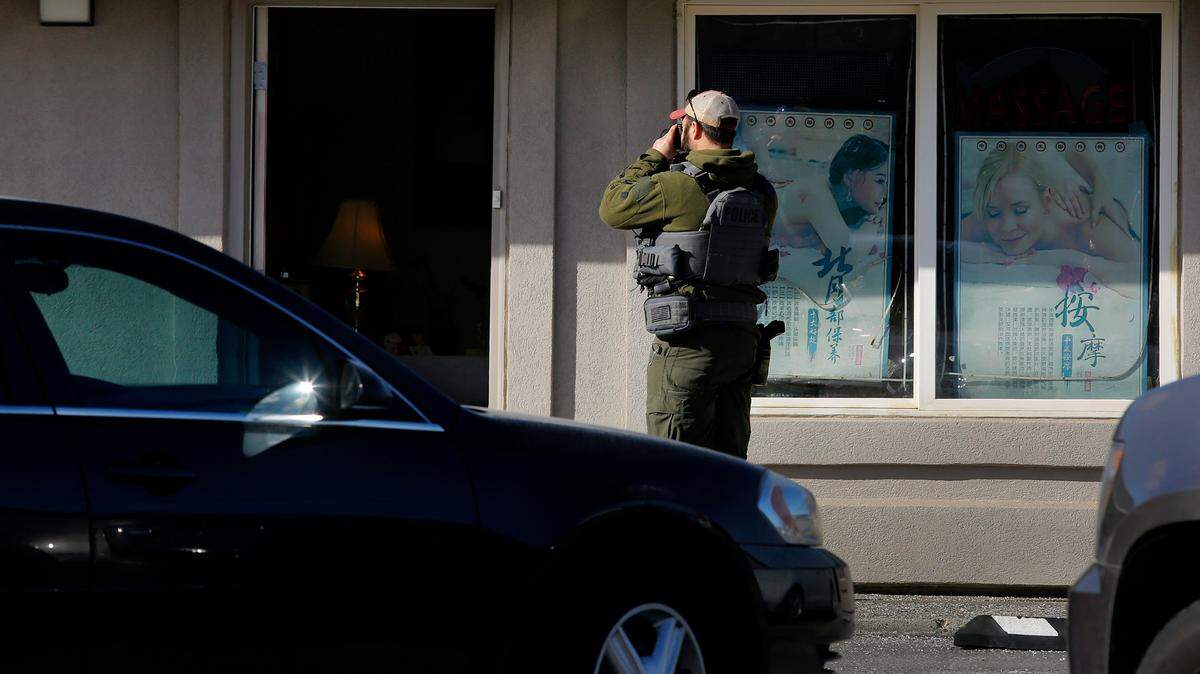 Kennewick police help federal agents search a massage business at 6201 West Clearwater Ave., Kennewick. A series of searches across Washington state March 1, 2023, focused on human trafficking.