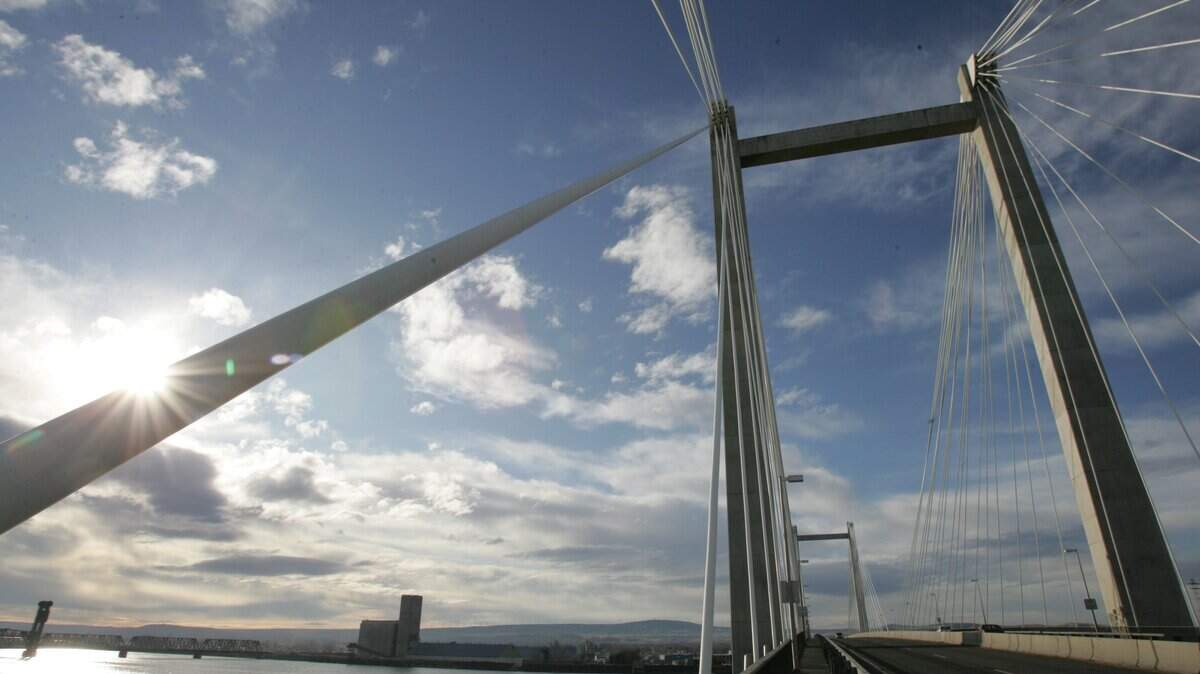A 28-year-old convicted Richland felon is going to federal prison for trying to toss a revolver over the cable bridge during a police chase from Pasco to Kennewick.