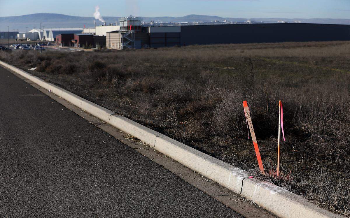 Recently placed survey markers appear to mark the property boundary for 5700 N. Capitol Ave. in Pasco. A SEPA checklist was recently submitted for the site for an 87,750 square-foot warehouse building to be used as a delivery station. The proposal also includes site improvements and stormwater management infrastructure. The construction plans called Project Hawk, adjacent to the Reser’s proscessing plant, appears connected to Amazon.