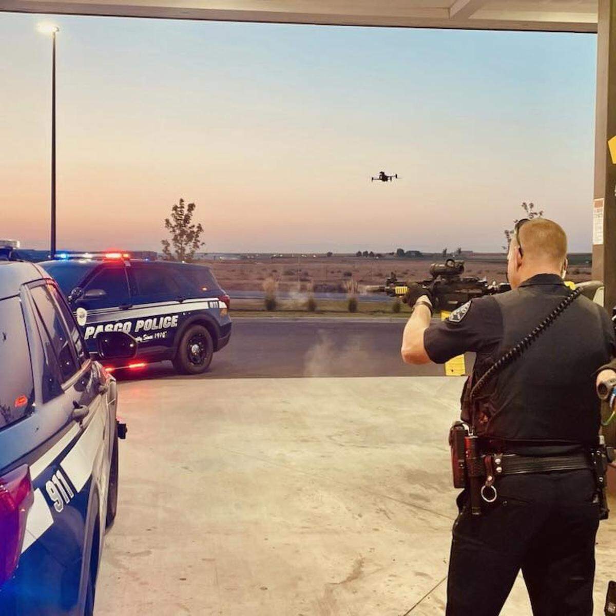 A Pasco officer monitors a suspect barricaded in her car at the Love’s Travel Stop.