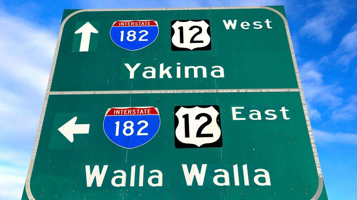Traffic sign near interchange for Interstate 182 and Highway 12 off North 20th Avenue in Pasco. 