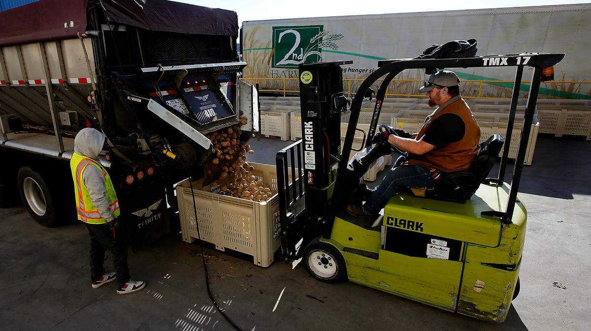 Hunger’s ‘perfect storm.’ Cuts in funding leave food banks scrambling to feed Tri-Citians