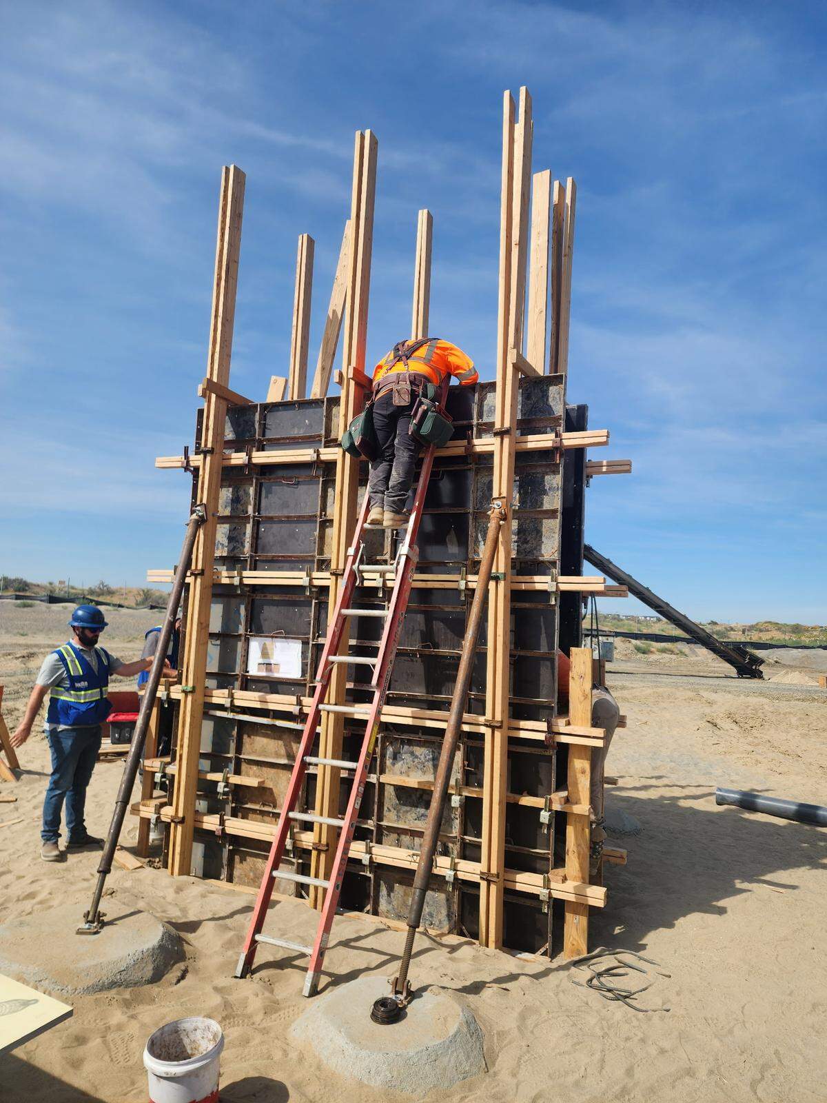Native materials from the Mid-Columbia are incorporated in the earth walls for outdoor showers at the Pasco Aquatics Center under construction in the Broadmoor area.
