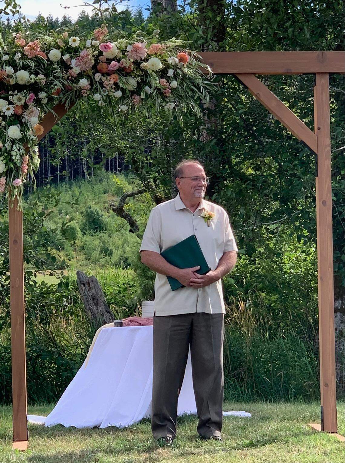 Retired Richland chaplain Tim Ledbetter stepped in at the last minute to officiate for his late friend’s daughter’s wedding.