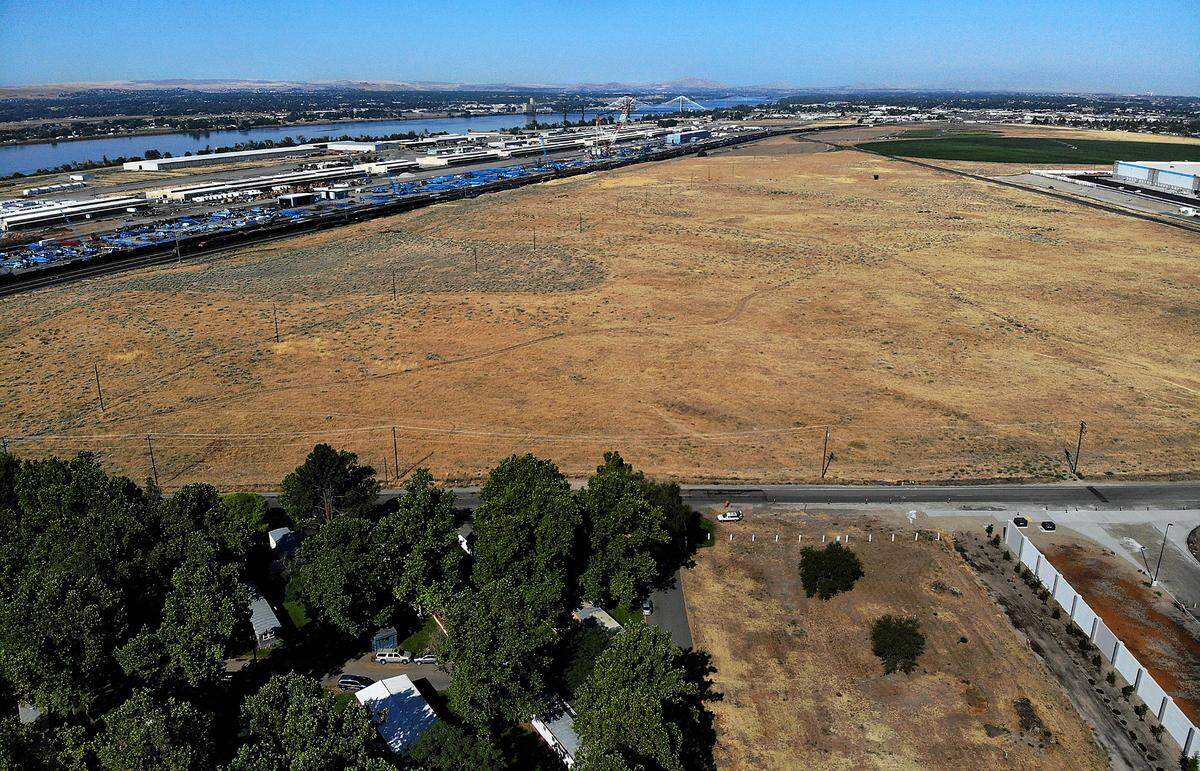 A new proposed industrial park would be located on this currently vacant land north of the Big Pasco Industrial Park and across the street from the Lakeview Mobile Home Park off Road 40 South in east Pasco.