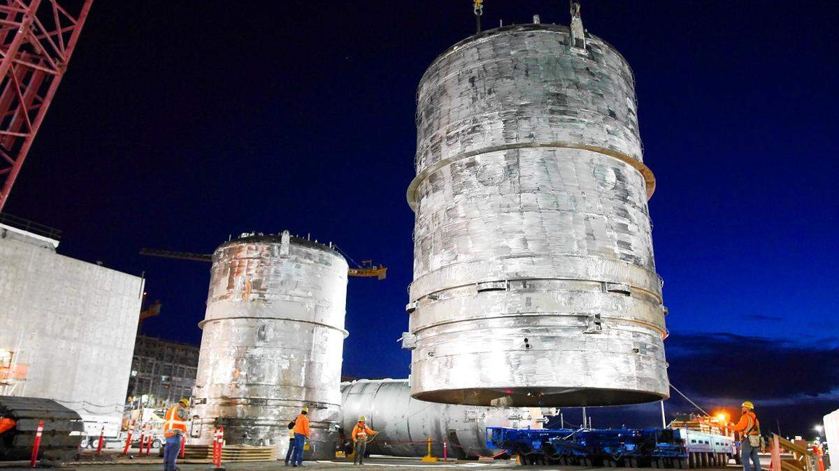 Lampson Crane of Kennewick unloaded two 160-ton tanks from a barge and loaded them onto trailers in Richland to be hauled to the vitrification plant in central Hanford.