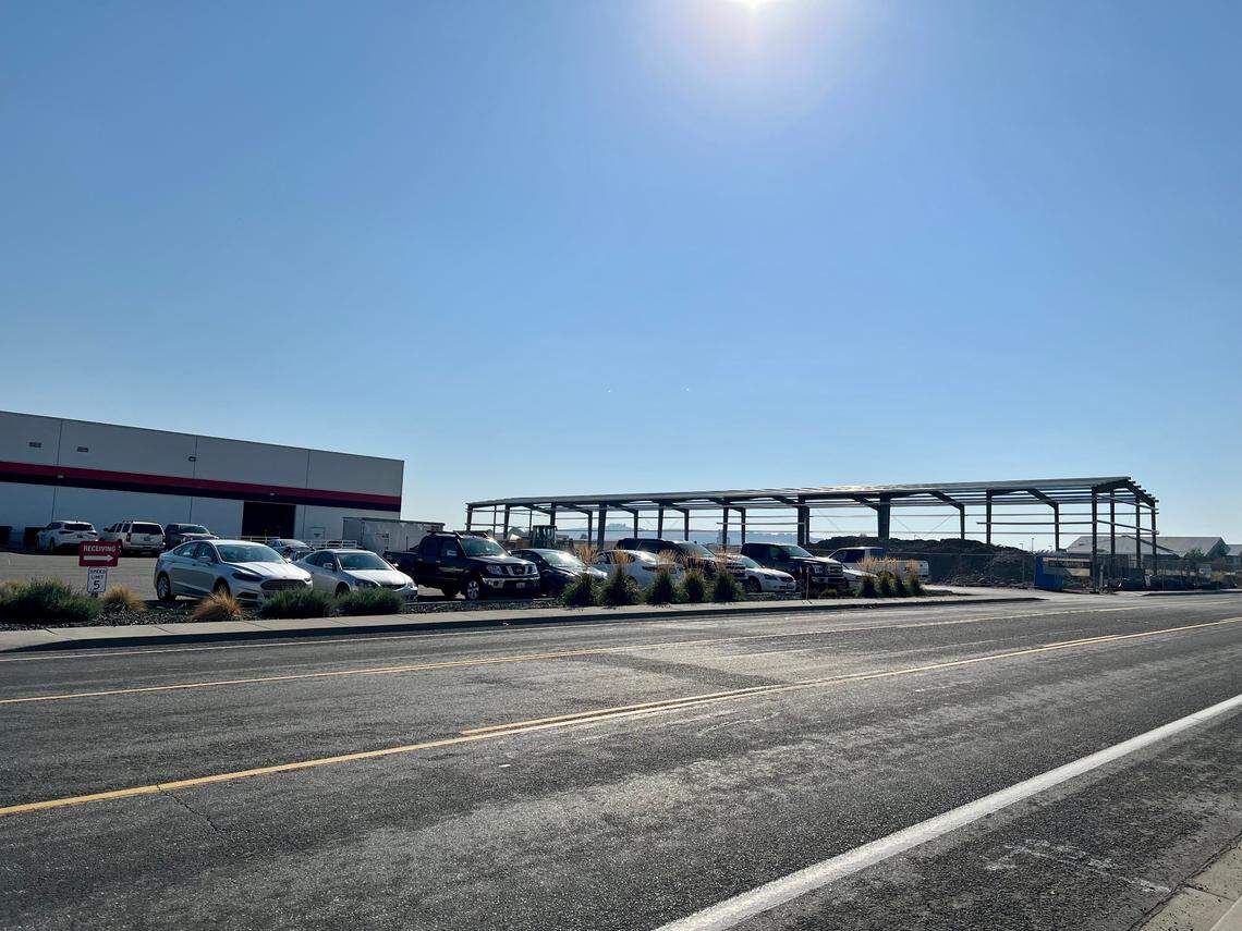 A new warehouse is being built on West Rio Grande Avenue, across from the Summer’s Hub Food Truck Park. It’s located right next to the Port of Kennewick’s Vista Field development.