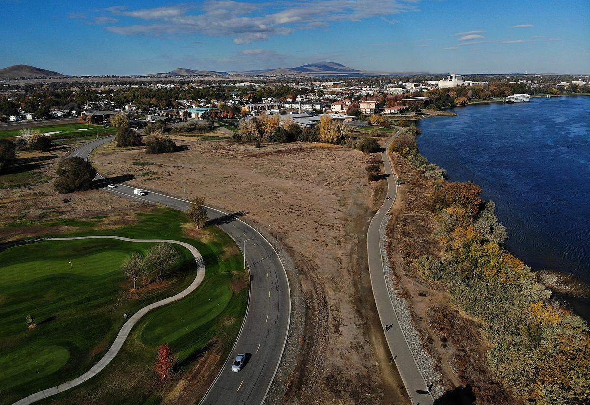 The city of Richland selected Cascadia Development Partners of Vancouver, Wash. from a field of three candidates interested in partnering with the city to turn 23 city-owned acres bordering the Columbia River into a mixed-use development. The land extends along Bradley Boulevard from the Riverfront Hotel to Columbia Point condominium developments, with the Columbia Point Golf course to the south. It is the second time the city has attempted to find a development partner for the city’s last undeveloped waterfront property.