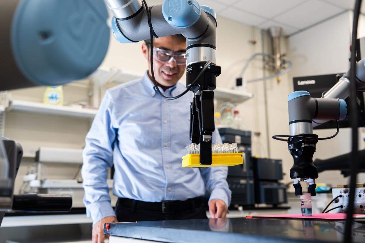 PNNL material scientist Yangang Liang works with robotic systems in the Grid Storage Launchpad that automate materials synthesis, sample preparation, imaging and analysis to speed the development of next-generation materials for energy storage.