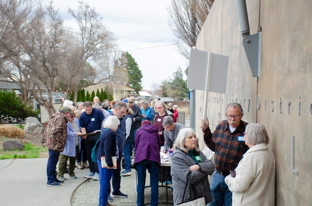 Crowds of people line up Sunday afternoon outside the Mid-Columbia Libraries’ Kennewick branch to participate in a town hall meeting hosted by Indivisible Tri-Cities. The local chapter belongs to a national nonpartisan political group that’s pushing back against the Trump Administration and Elon Musk’s DOGE.