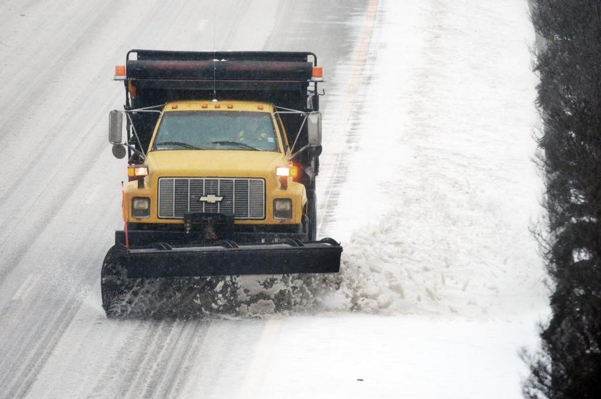 Travelers should expect snow on I-90 at Snoqualmie Pass this weekend.