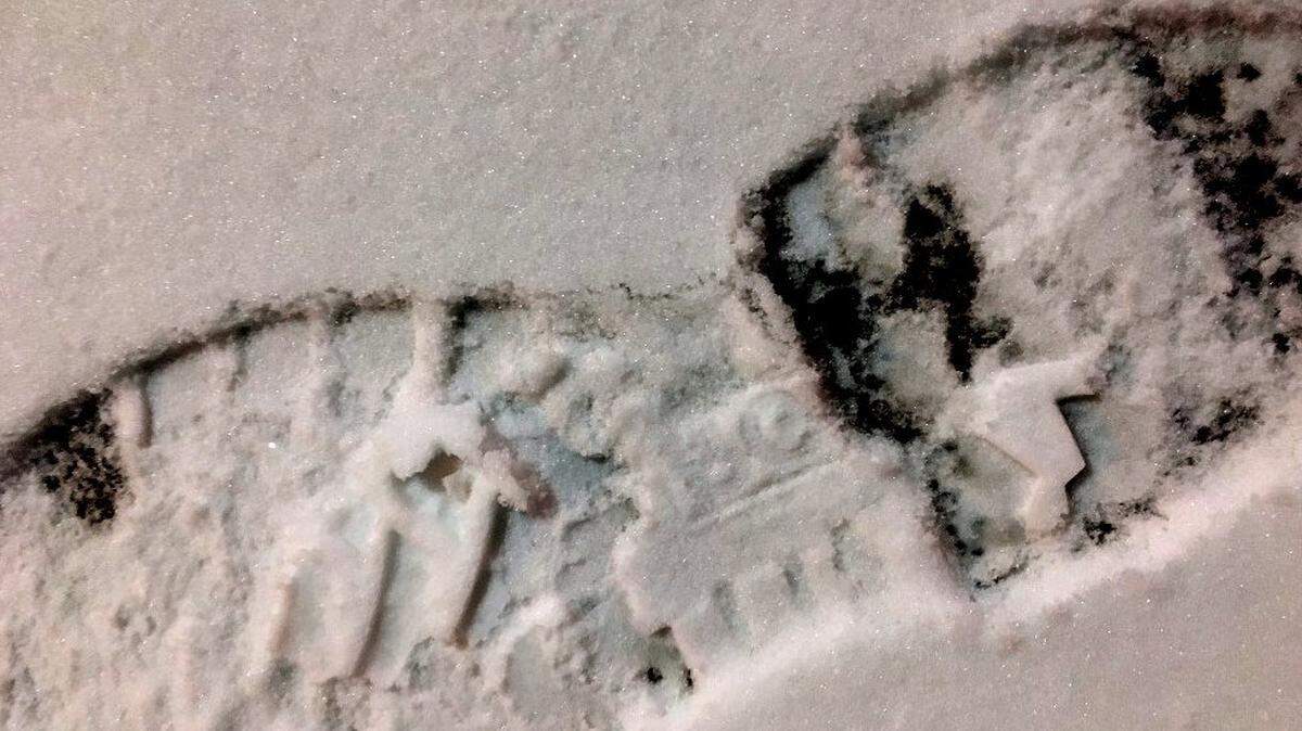 Pasco police follwed a set of bootprints to a burglar who struck two businesses and prowled cars in the snow.