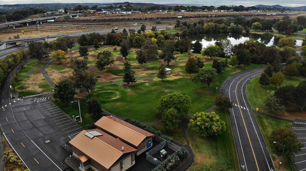 The Kennewick’s Parks and Recreation Commission took a major step toward deciding on a site for a new dog park.