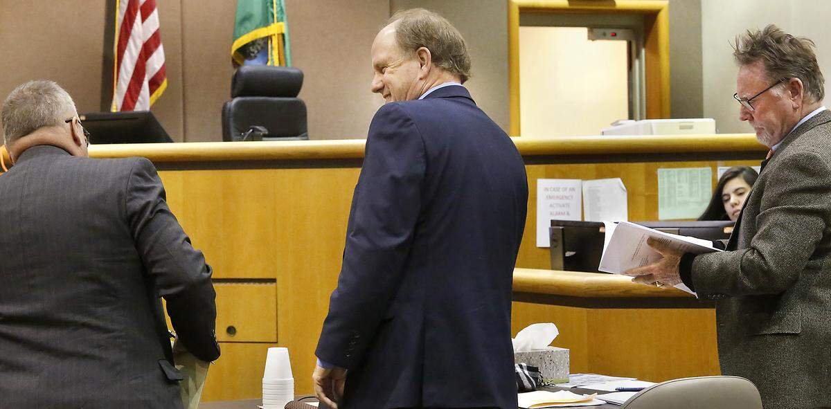 Kennewick Mayor Don Britain talks with his attorney Kevin Holt, left, and his other attorney, Bob Thompson, in Benton County Superior Court before a recall petition filed against him was dismissed.