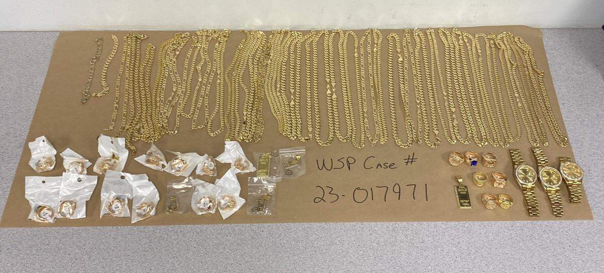 A suspected roadside scam selling inexpensive gold jewelry for high prices returned to the Tri-Cities on Monday.