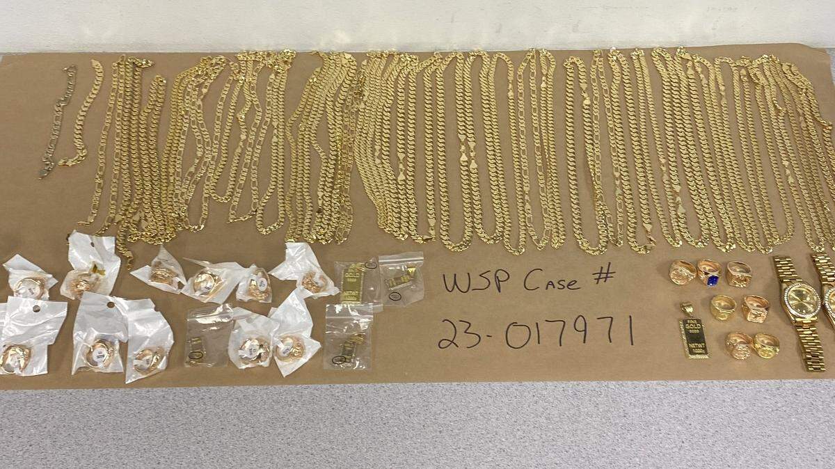 A suspected roadside scam selling inexpensive gold jewelry for high prices returned to the Tri-Cities on Monday.