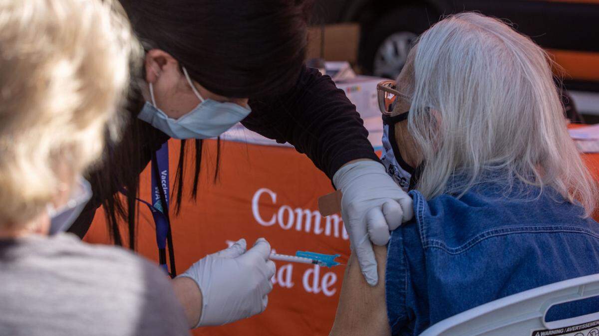 Betty Shwartz, de 93 años, de Kennewick, recibe una vacuna de refuerzo de Pfizer durante una clínica gratuita en el campus del Columbia Basin College en Pasco, el 4 de octubre.