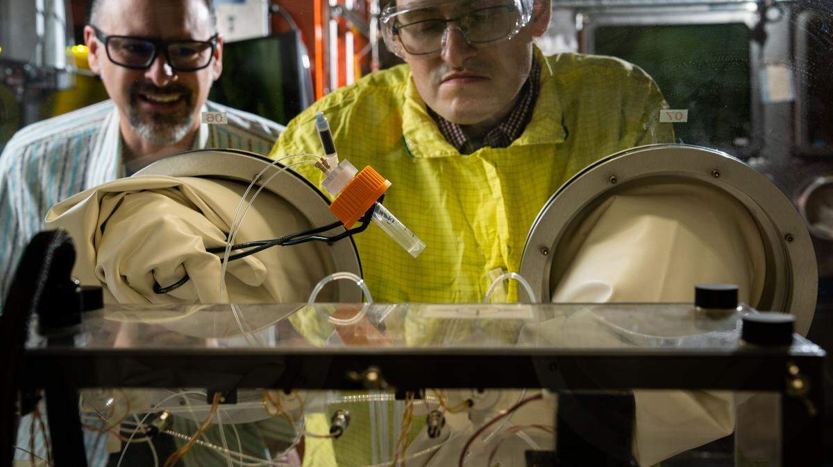 In support of the Department of Energy’s National Isotope Development Center, scientists Matthew O’Hara and Lucas Boron-Brenner use PNNL’s fully automated platform to produce radioisotope generators that allow lead-212 and bismuth-212 to be dispensed on demand and on location.