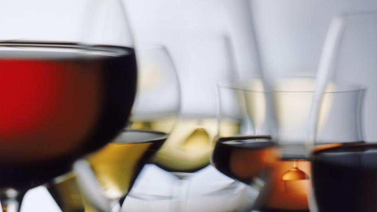 Illustration of red and white wine in glasses.