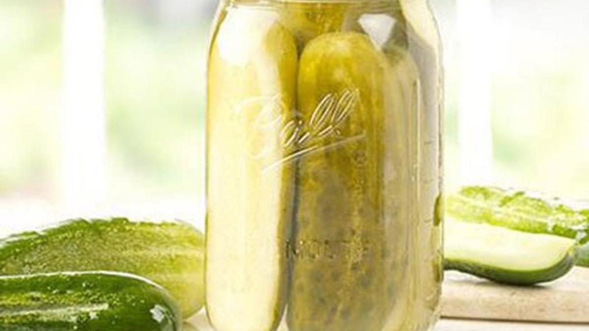 Use vinegar to remove hard water deposits on the lid and jars.