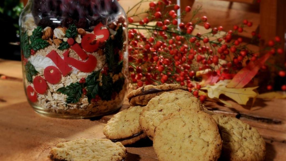 If you’re giving food gifts for the holidays, make sure to add labels that list ingredients.