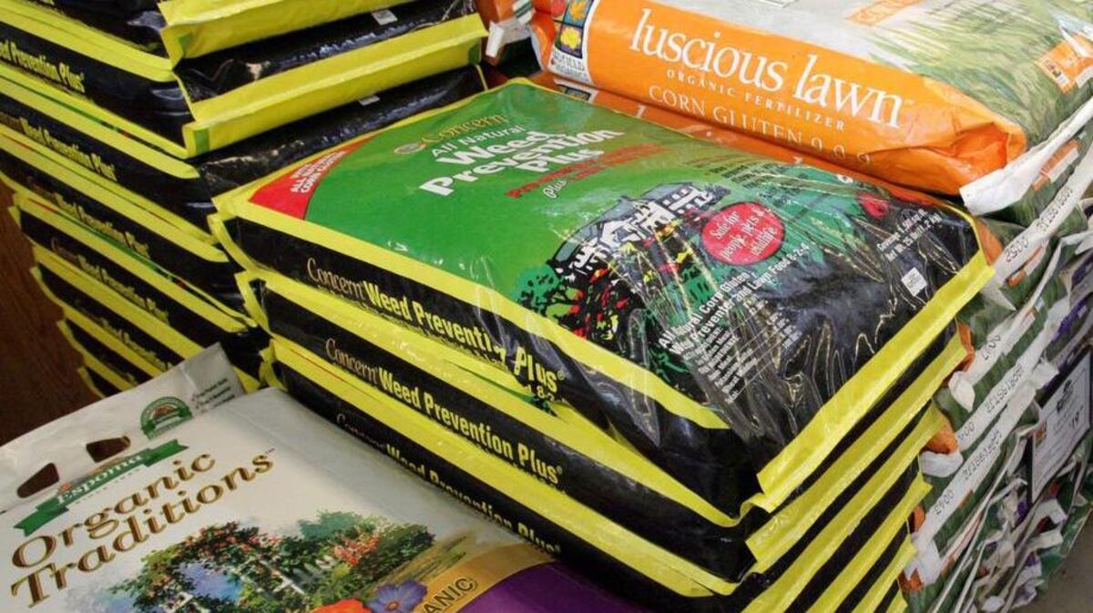 Many homeowners are confused when it comes time to apply fertilizer to their lawns.