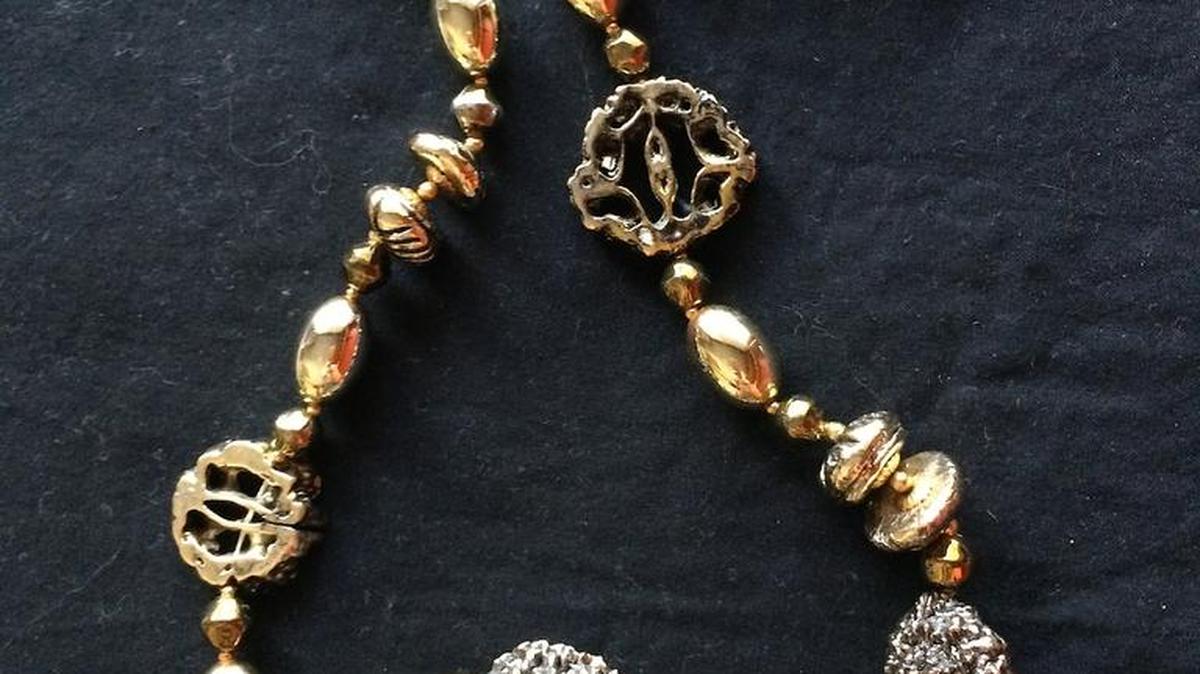 Miriam Haskell moved to New York in her 20s and set up a jewelry boutique in Manhattan. It didn’t take her long to become quite successful with designs of stylish, affordable costume jewelry.