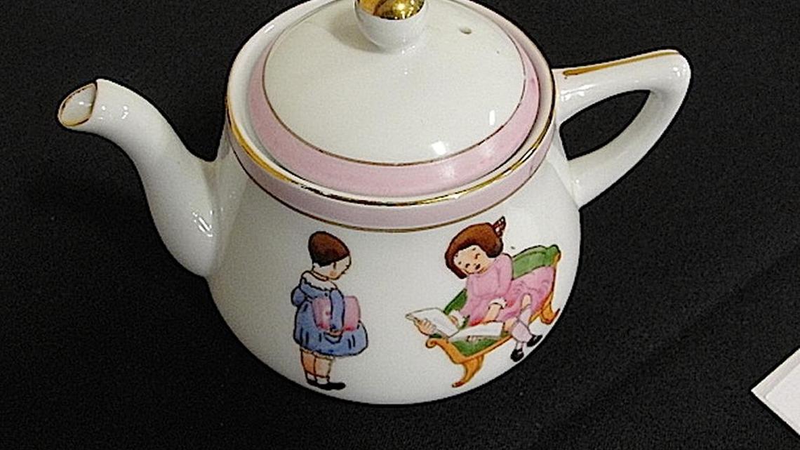 What’s It Worth?: Chipped tea cup, frayed World’s Fair scarf. Do they still have value?