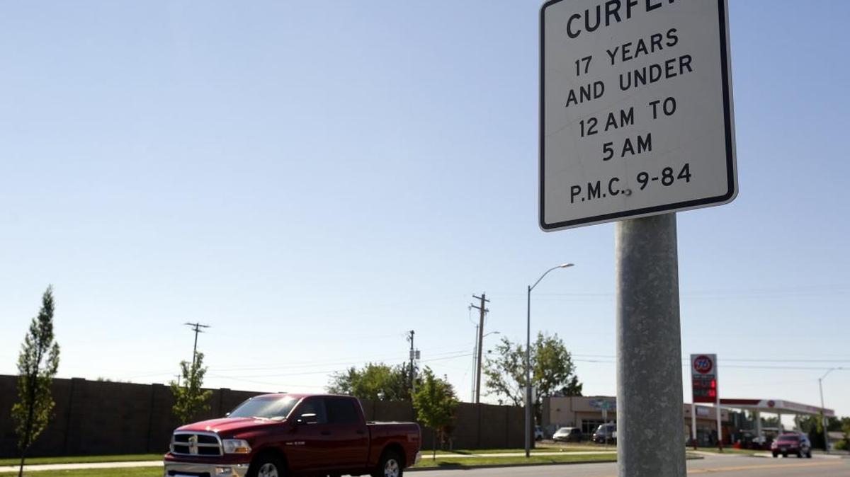 A sign on Fourth Avenue in Pasco displays the rules of the city’s juvenile curfew.