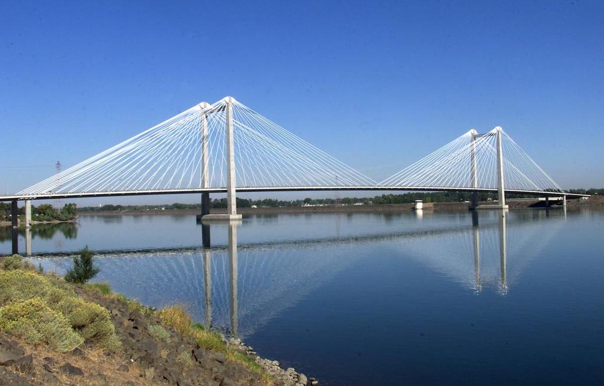 The cable bridge over the Columbia River connects Kennewick and Pasco, Washington.