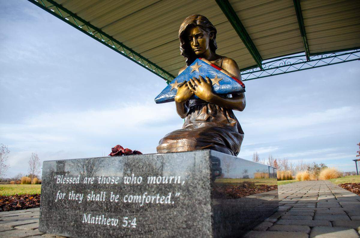 The bronze statue of a mourning Gold Star mother or wife was installed in Richland this week.