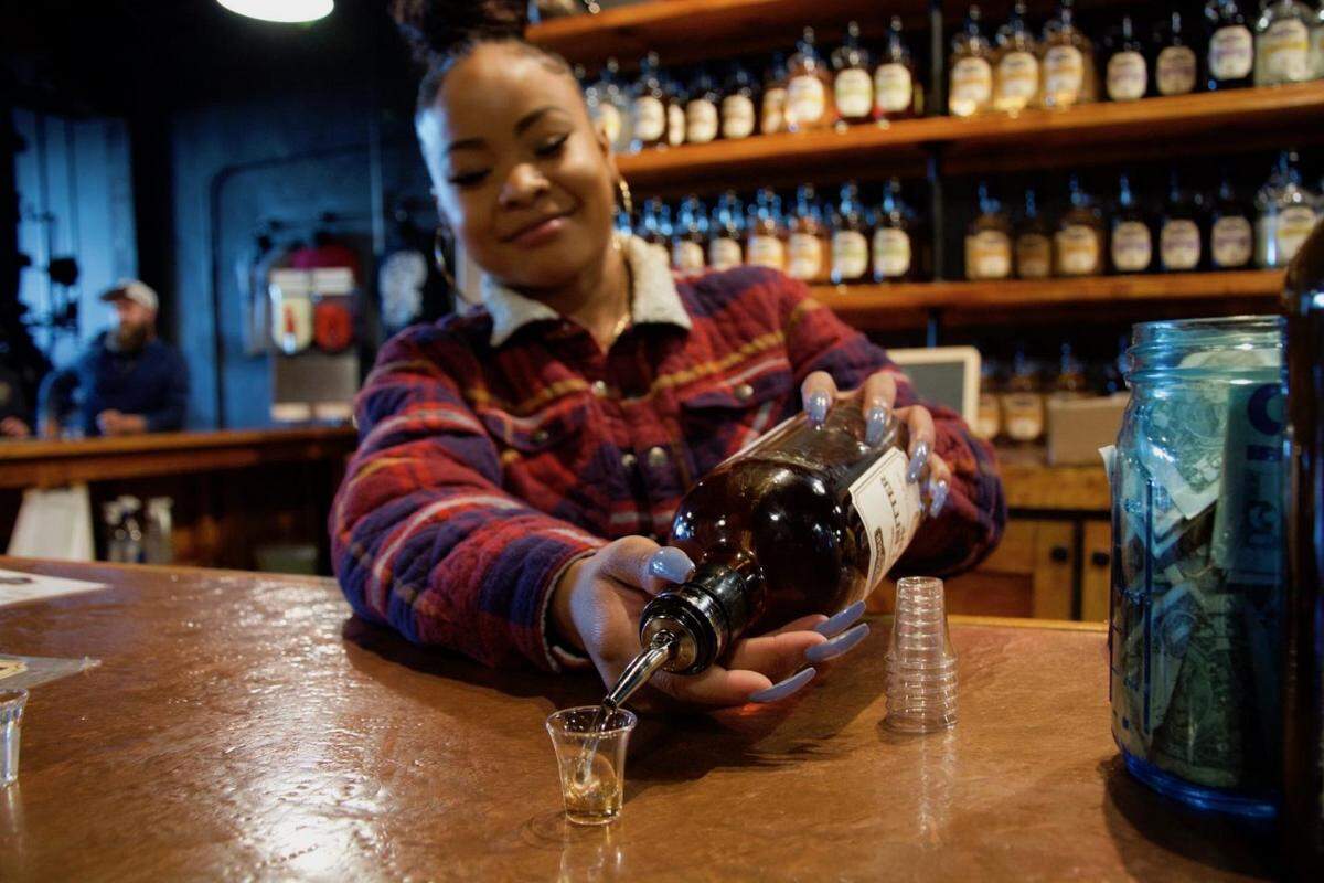 Richland native Soleil Roth records a bar outing to Nashville on her award-winning travel blog, Somewhere Soleil.