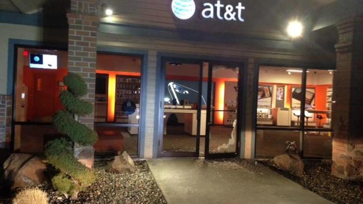 A thief smashed windows then stole cellphones at the AT&T store in Kennewick.