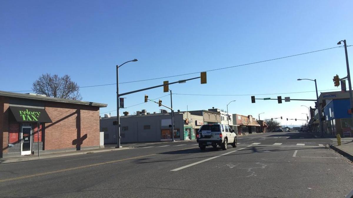 An SUV stops Thursday at a traffic signal at the corner of Fourth Avenue and Clark Street. The signal was not working because of a power outage.