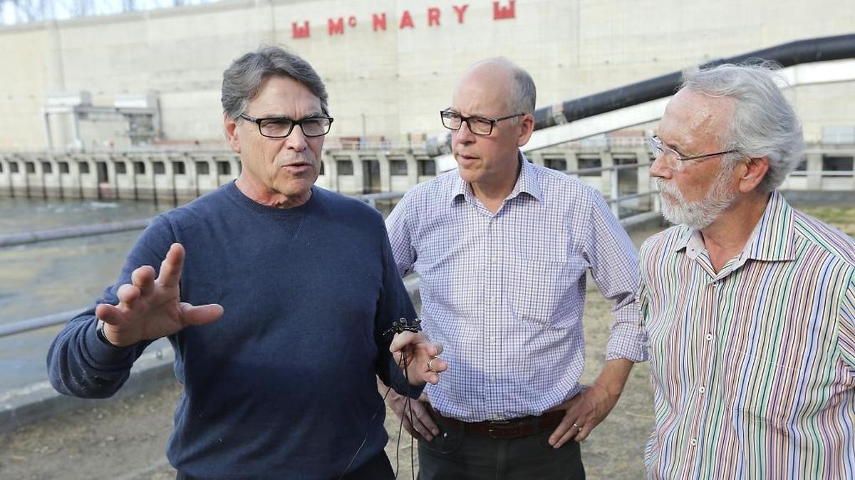 Energy Secretary Rick Perry, left, toured McNary Dam with Rep. Greg Walden R-Ore. and Rep. Dan Newhouse, R-Wash., right, in August. He said he supports using the Snake and Columbia river dams to generate electricity.