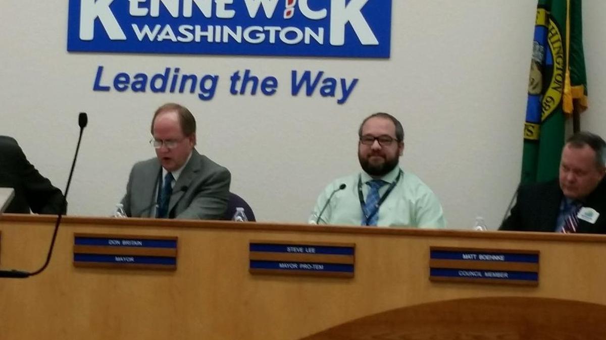 Steve Lee, center, takes his position as the Kennewick City Council’s mayor pro tem during Tuesday night’s meeting.