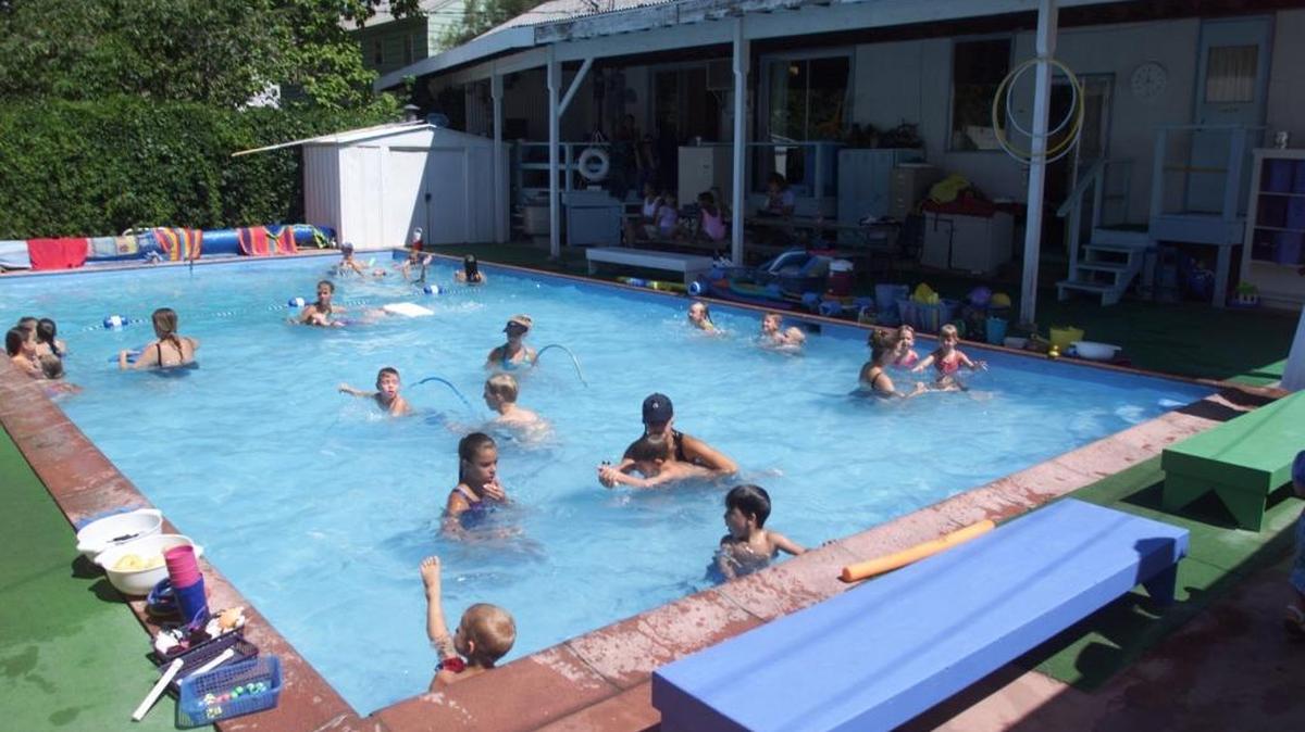 Children learn to swim at Chitty’s Swimland at the Chitty home in Richland in 1999. Now the daughter of the the school’s founders runs the swimming school as Marlin School of Swimming.