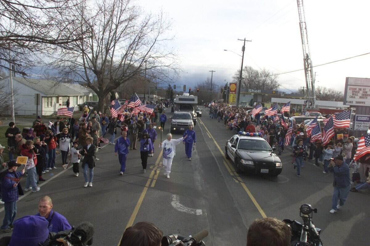 Margaret Racy of Kennewick jogs down Fourth Avenue in Kennewick on Jan. 25, 2002, to the cheers of hundreds of spectators.