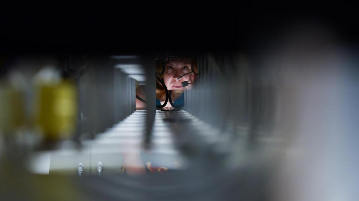 Dr. Karma Sawyer, program manager for the Emerging Technologies program within DOE’s Building Technologies Office, visited PNNL’s Lighting Metrology Lab in Summer 2017. The Lighting Metrology Lab offers wide-ranging capabilities to perform photometric, photoelectric, long-term performance, and stress testing for lighting systems, such as energy-efficient LEDs.