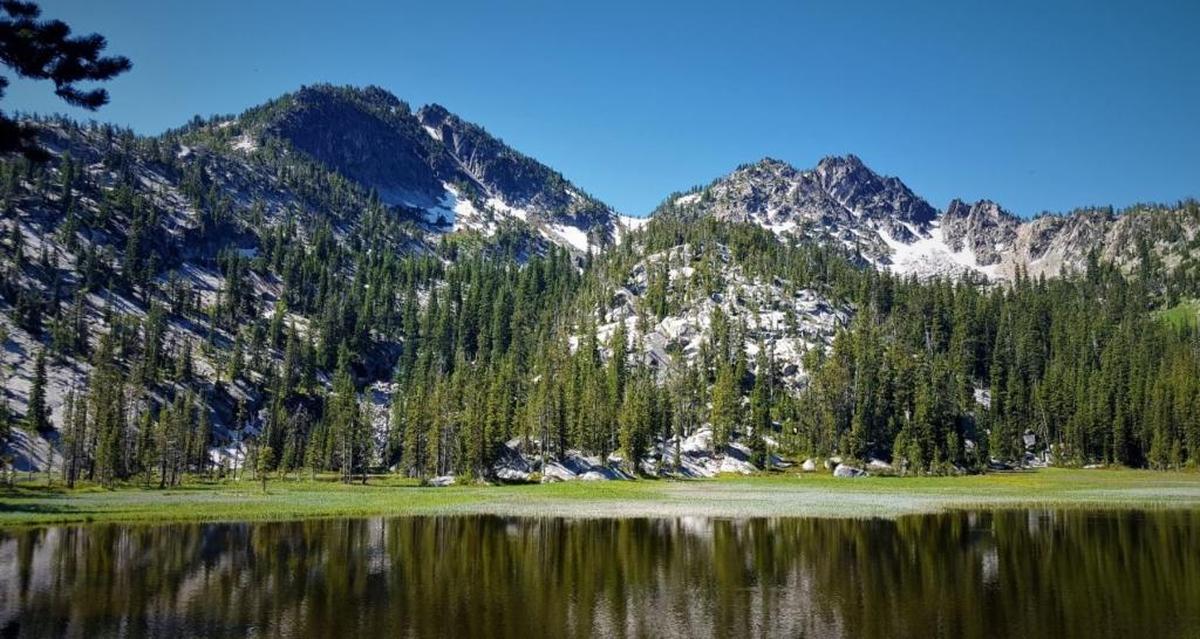 Hoffer Lake sits below Lee’s Peak and The Lake Lookout.