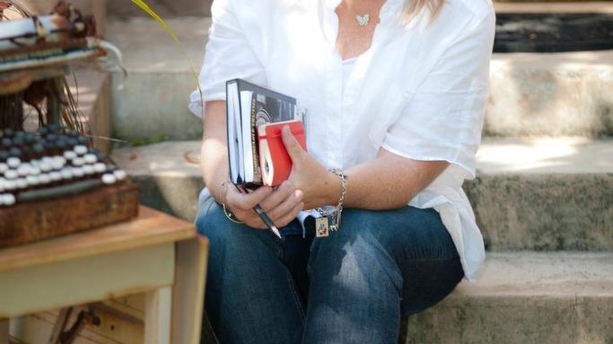 Karen Spears Zacharias, a Hermiston author and former Tri-City Herald reporter, will join the Obamas at the White House for a Memorial Day breakfast honoring families of fallen soldiers.