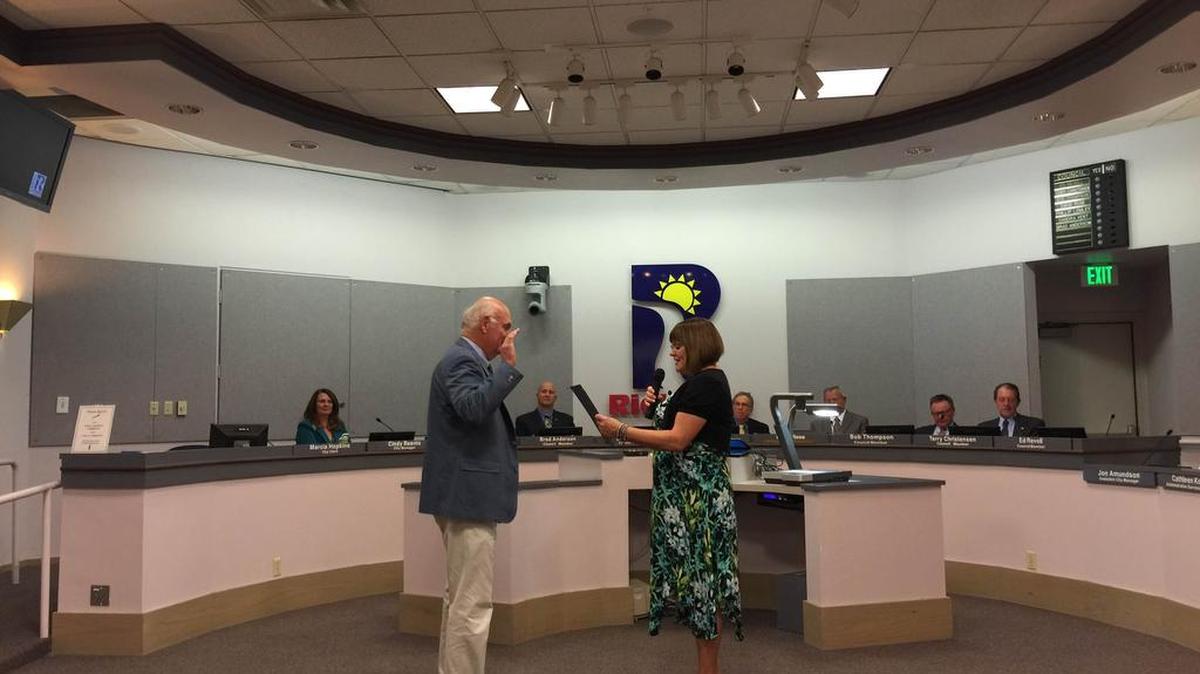 
City Clerk Marcia Hopkins swears in new Councilman Ed Revell.
