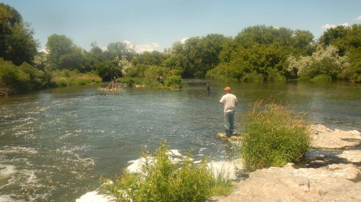 Chinaman’s Hole attracts a wide assortment of anglers on warm spring days, ranging from the tennis-shoe and tank-top crowd to those decked out in chest waders and backpacks.